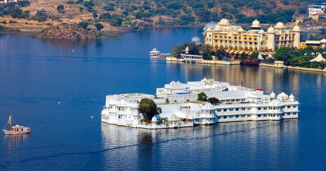 shutterstock-137150198-kw-260417-A-view-of-the-beautiful-hotels-in-Lake-Pichola-in-Udaipur